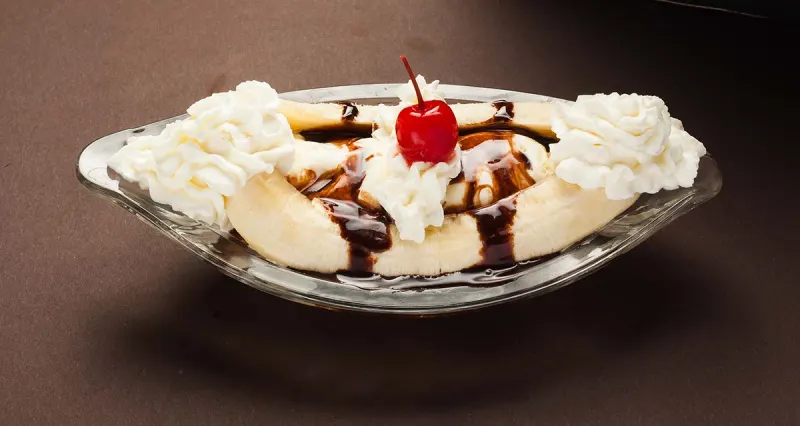 Banana split classique, sauce chocolat et chantilly