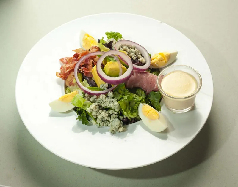 Salade Cobb au bacon, avocat et bleu