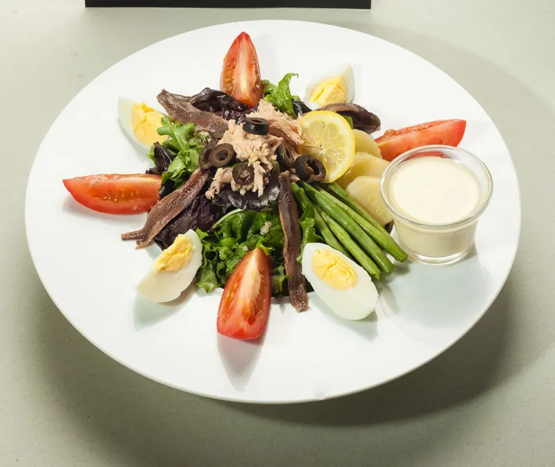 Salade niçoise au thon, anchois et œufs