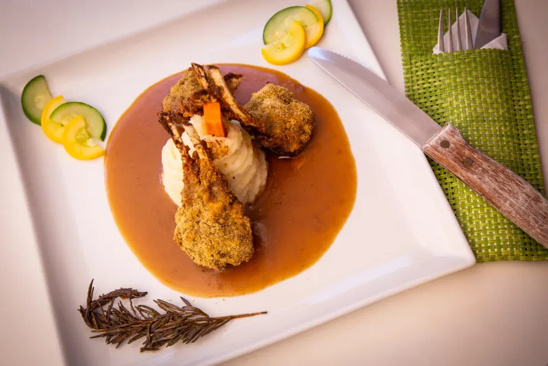 Carré d'agneau en croûte, purée et sauce
