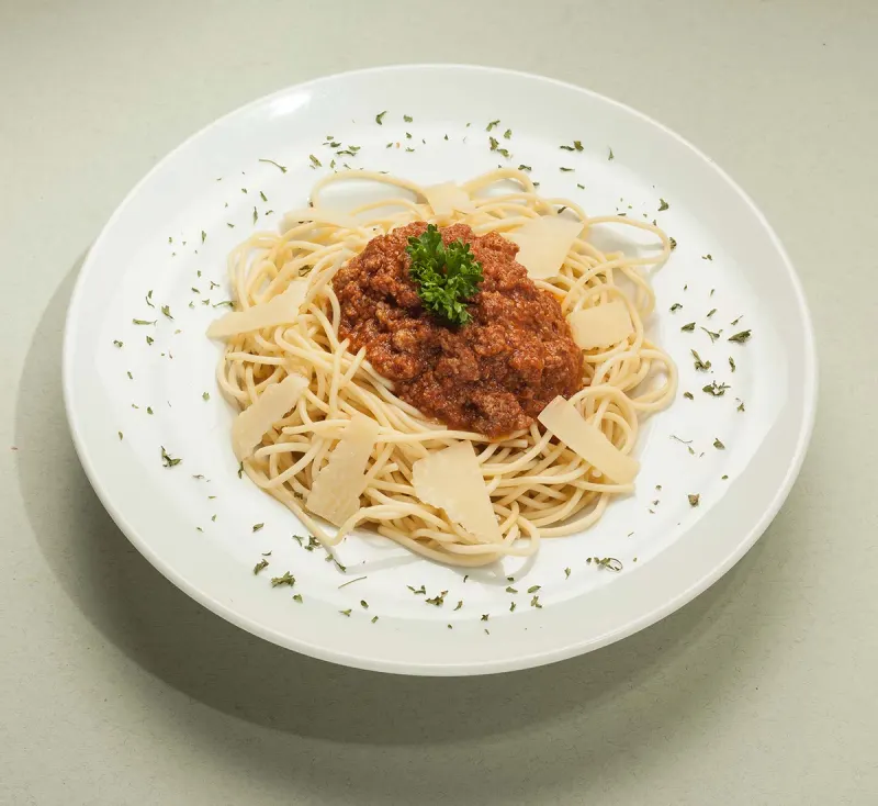 Spaghetti bolognaise et copeaux de parmesan